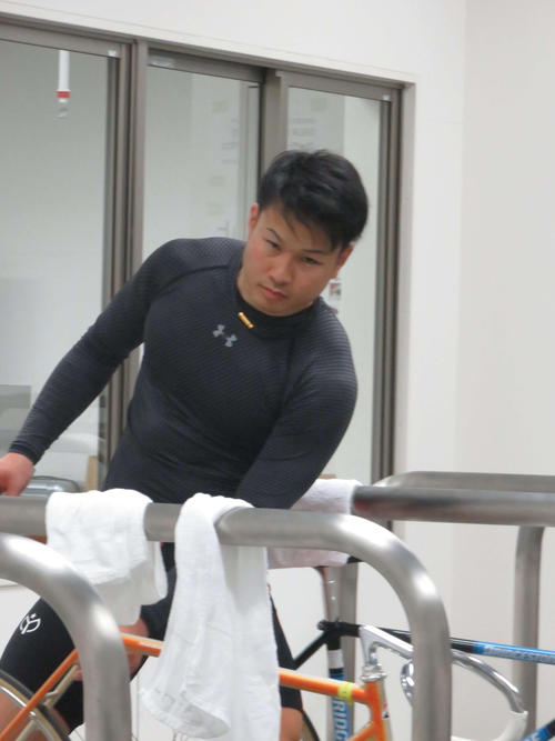 レース後に思案しながらクールダウンする松本貴治