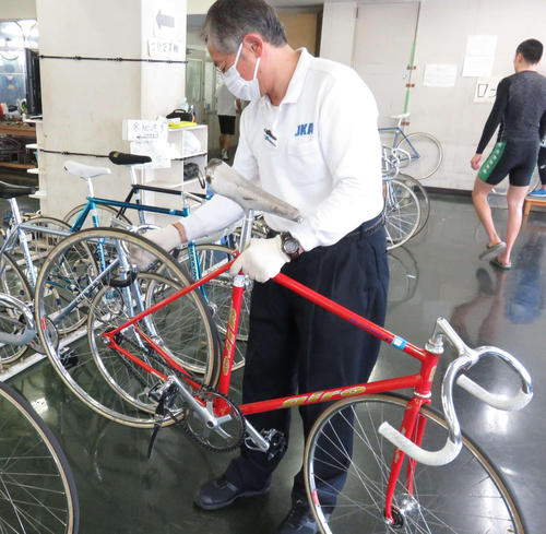 レース前に検車員が自転車を検査する様子