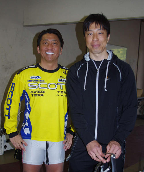 予選回りの伏見俊昭（右）が有坂直樹に慰められた