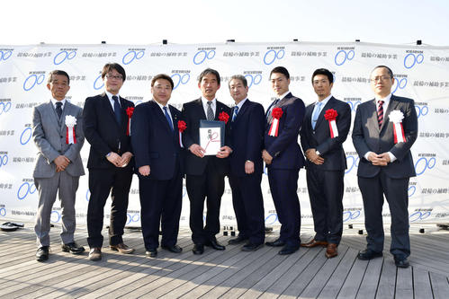 競輪の補助事業交付式に出席した新田祐大（右から３人目）と深谷知広（同２人目）