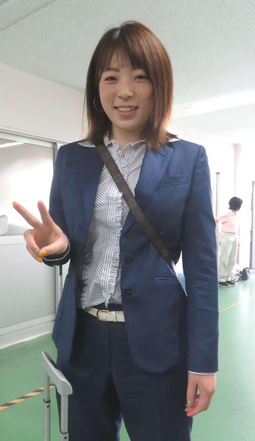 児玉碧衣は出張中の雑誌編集者のような雰囲気