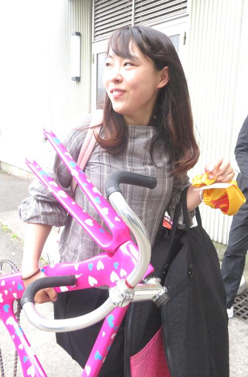 大荷物を持って競輪場入りする高木真備