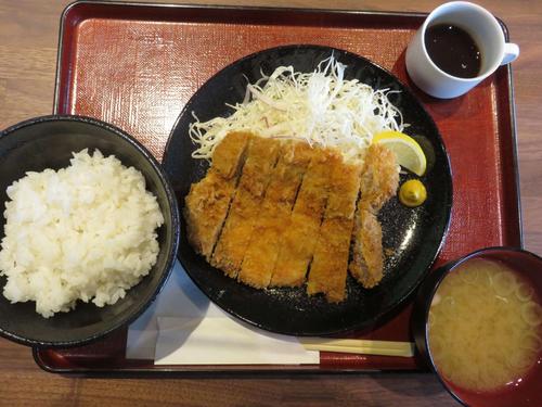 1番人気の手作りロースかつ定食(1200円)。肉厚でジューシーだ