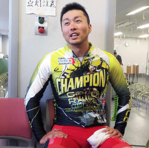 優勝直後、ホッとした表情の平原康多選手（撮影・栗田文人）