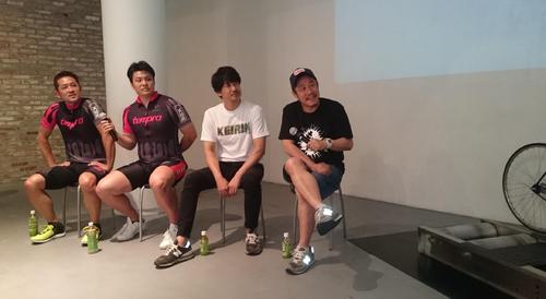 息の合った掛け合いでトークショーは爆笑だった。左から石井毅、佐藤龍二、安部賢一、江口カン監督（１８年５月１８日撮影）