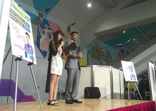大勢のファンの前で思い出を話す神山雄一郎(右)。司会はグラビアアイドルで競輪好きの桜井奈津(撮影・18年5月23日)