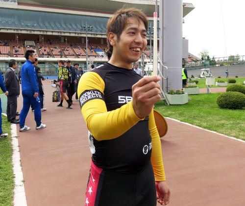 残り物には福がある。最後に引いた松浦が当たりくじを引いた。一番上に赤い印がある割り箸が当たり(撮影・栗田文人)