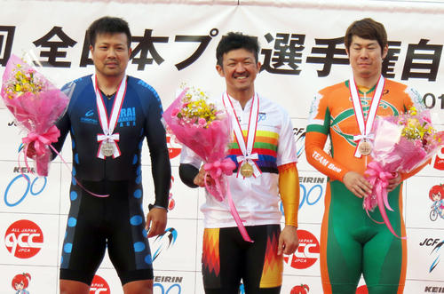 スプリントの表彰式。真ん中が優勝の中川誠一郎。左が2位の荒井崇博、右が3位の根田空史(撮影・栗田文人)