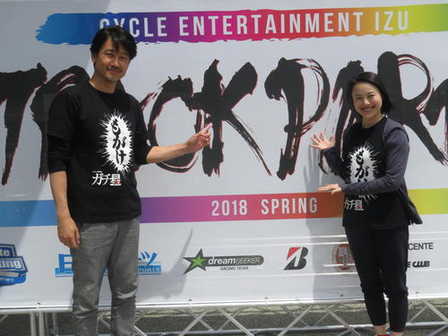 映画「ガチ★星」に出演された安部賢一さん(左)と林田麻里さんも来場。