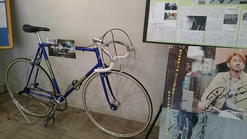 館内には主人公が映画で使用した自転車が展示されている（１８年５月３０日撮影）