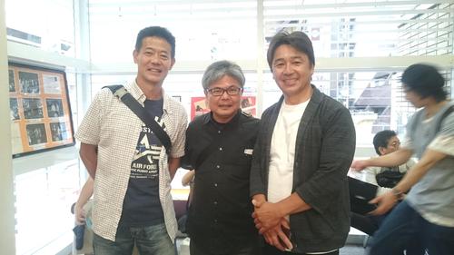 映画を鑑賞後、元競輪選手の菅沼清二さん（左）と松本雅彦さん（右）とスリーショット撮影。2人とも現役時代と変わらず若々しい（１８年５月３０日撮影）