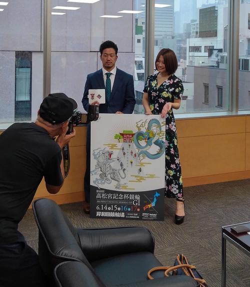 本紙カメラマンに撮影される南修二選手とグラビアアイドルの橘花凜さん