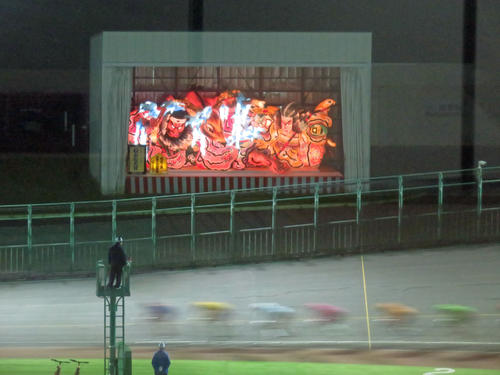 ナイター開催時は青森競輪場内に展示されているねぶたもライトアップされます
