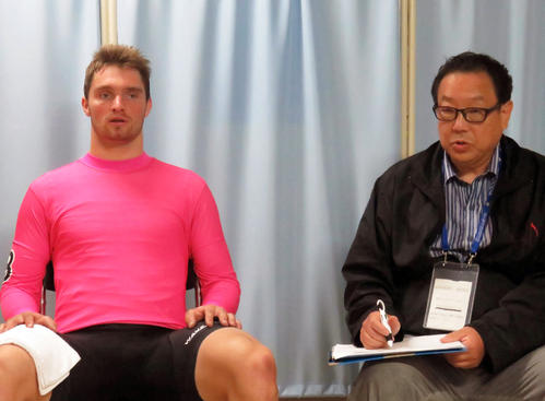 ブフリの優勝会見を通訳するジェリー・ルー氏(右)(撮影・野島成浩)