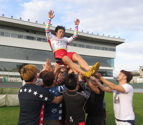 近畿の仲間に胴上げされる三谷竜生選手