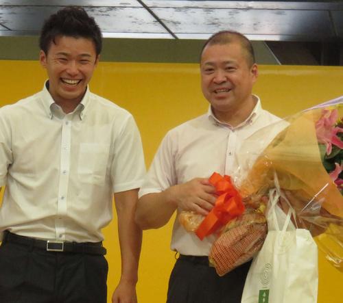 引退セレモニーに臨んだ関根幸夫氏(右)が健太郎とともにファンの声援に応える