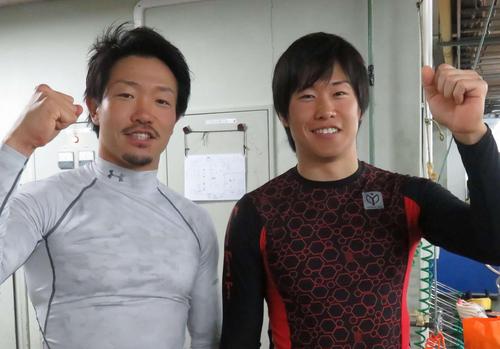 兄弟参戦の近藤隆司(左)と夏樹がガッツポーズで気合を示す(写真は前検日)