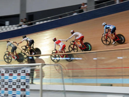 自転車競技マディソンの選手交代。鈴木奈央（左から３人目）が、上で待っていた中村妃智を反動をつけて送り出す