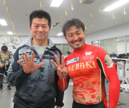 今年４月３日、５３歳のバースデーに後輩の伊勢崎彰大選手（右）と「５３」をつくる鈴木誠選手