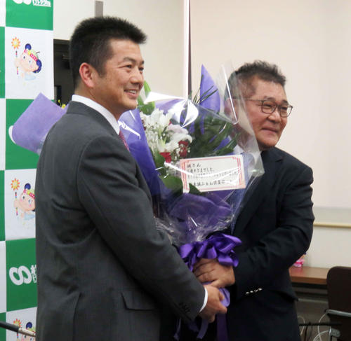 師匠の吉井秀仁氏（右）から花束を贈られる鈴木誠選手
