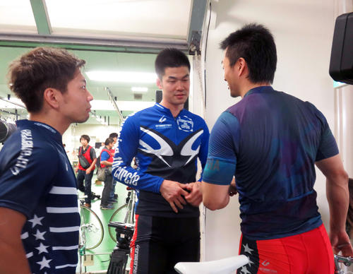 初日特選の並びについて話す右から平原康多、木暮安由、鈴木竜士
