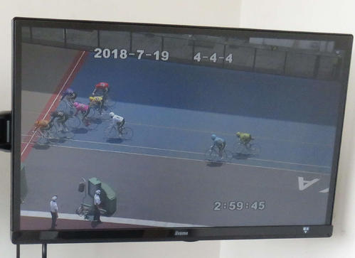 準決４Ｒのゴール。モニター右下部にレースの総タイムが２分５９秒４５と記されてある。勝った７番車の佐方良行はバック線を２分４５秒２０の時点で通過した。従って個人上がりは１４秒２５となるが、秒以下の２桁目を割いた１４秒２を審判は個人上がりとする