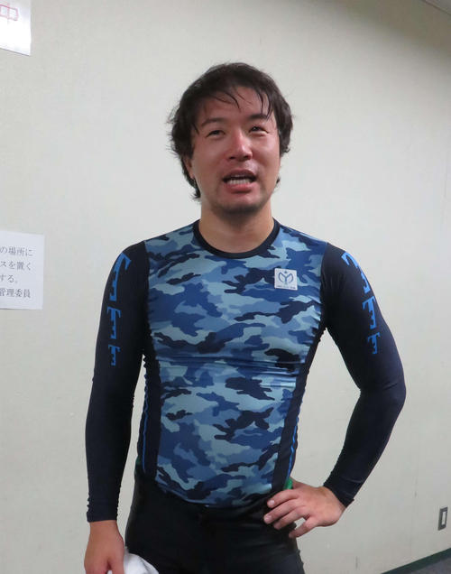 復帰初戦を快勝して安堵(あんど)する宿口潤平
