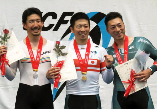 スプリントを制した深谷知広（中央）。タイムトライアルも破格の時計でした（撮影・山本幸史）
