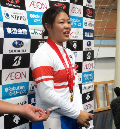 優勝インタビュー中に電撃引退を発表した前田佳代乃。10連覇して20年の競技者生活を終える（撮影・山本幸史）