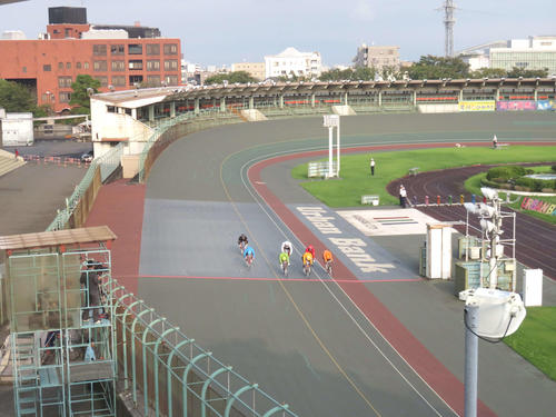 西スタンドから撮影した、川崎チャレンジ準決3Rのゴール。黄色の5番車・桜井利之が1着になった