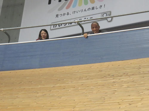 ひょっこりと顔を出したのは小林優香（左）と河端朋之