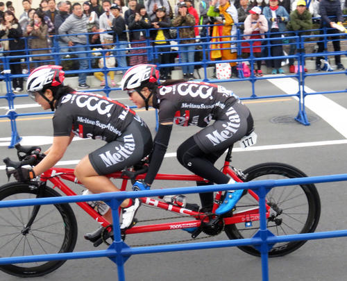 タンデムで街道を突っ走る山口乃愛(右)とパイロットのガールズケイリン寺井えりか(撮影・山本幸史)