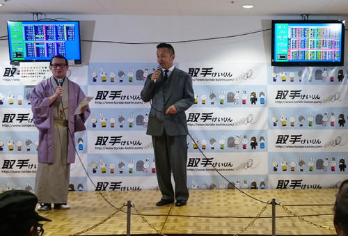 トークショーで立川吉幸師匠の質問に答える戸辺英雄氏（右）（2018年11月12日撮影）