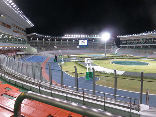 ナイター照明により昼間とほぼ同じ光度が保たれる松戸バンク。来年1月からミッドナイト開催が始まる