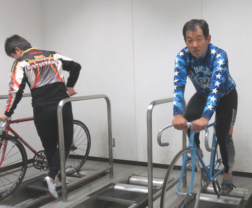 小磯伸一（右）が準決6Rの誘導に備えてアップする