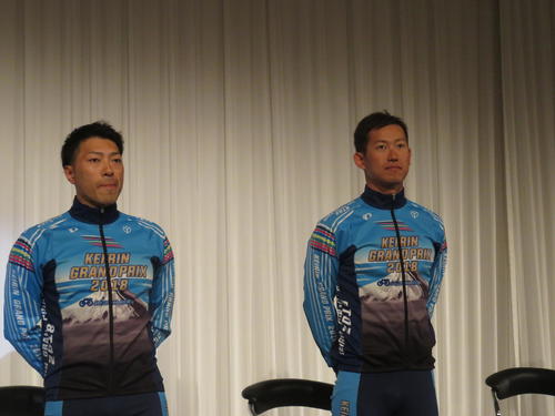 脇本雄太（右）と新田祐大も登場し、ファンから歓声を浴びていた