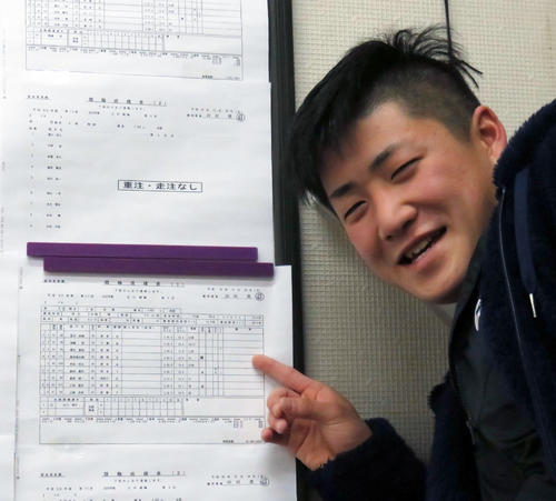 森田優弥が笑顔で決勝12Rの成績表を指さす（撮影・野島成浩）
