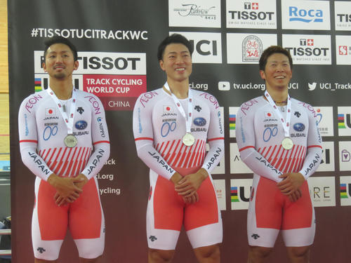 銀メダル獲得に笑顔の雨谷一樹（左）新田祐大（中央）深谷知広のチームスプリント勢