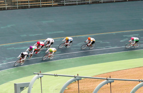 激しい先行争いの末に前団をたたき切った、1番車の小原佑太生徒(撮影・山本幸史)