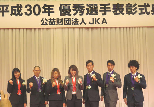 平成30年優秀選手表彰式に出席した左から小林優香、河端朋之、石井寛子、児玉碧衣、脇本雄太、浅井康太、山崎賢人