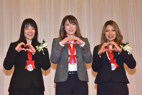 18年のJKA表彰式 左から国際賞の小林優香、ガールズ最優秀選手賞の児玉碧衣、同優秀選手賞の石井寛子