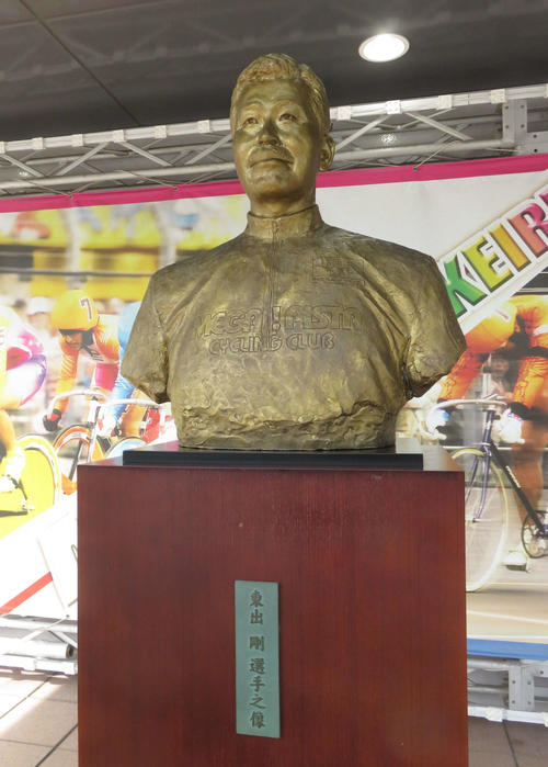 松戸競輪場イベントステージに据えられた故東出剛氏のブロンズ像。普段は千葉競輪場内の「競輪大学」に設置されている