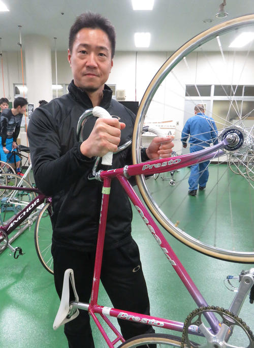 東出氏に師事する三上佳孝。手にするフレームは東出氏が使用した物と同じカラーリングが施されている