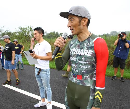 昨年9月のスフィダーレ・クリットであいさつする児玉利文