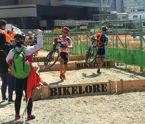 自転車を抱えて砂利道の上にある障害を越す競技も実施（撮影・岡田晋）