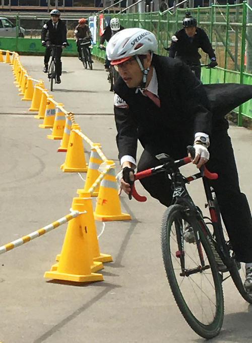 スーツ姿が出走条件の「スーツレース」も実施（撮影・岡田晋）