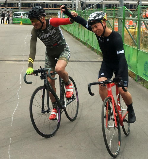スフィダーレ・クリット男子決勝、勝者の右腕を掲げ、ともにウイニングランする児玉利文（左）（撮影・岡田晋）