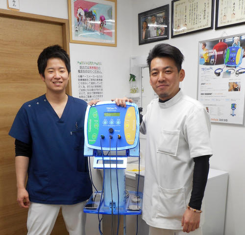 コロコロ整骨院・向日院の堀友貴院長(左)と山田康博(撮影・岡田晋)
