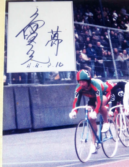 パネルの左側を拡大。当時の9番車は緑赤。左上部には、滝沢選手が「夢」と添えたサインも映されている（撮影・野島成浩）