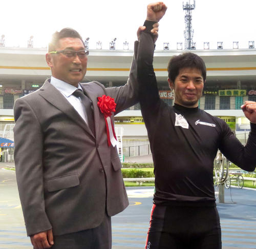 滝沢校長（左）が自身の現役時代を思い起こさせる村上義弘。村上が制した昨年10月「滝沢正光杯」千葉G3in松戸表彰式のひとこま（撮影・野島成浩）